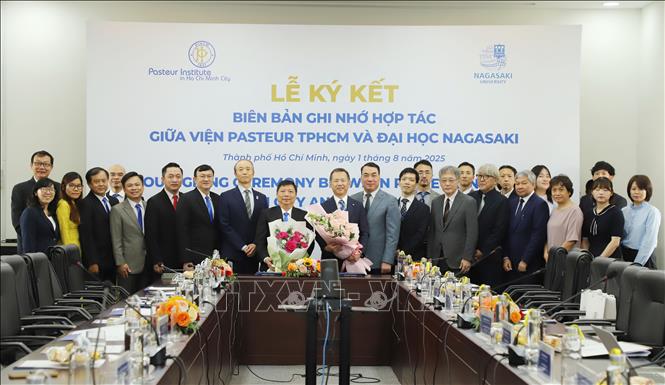 Các đại biểu chụp ảnh kỷ niệm sau Lễ Ký kết hợp tác giữa Viện Pasteur Thành phố Hồ Chí Minh và Đại học Nagasaki (Nhật Bản). Ảnh: Đinh Hằng - TTXVN