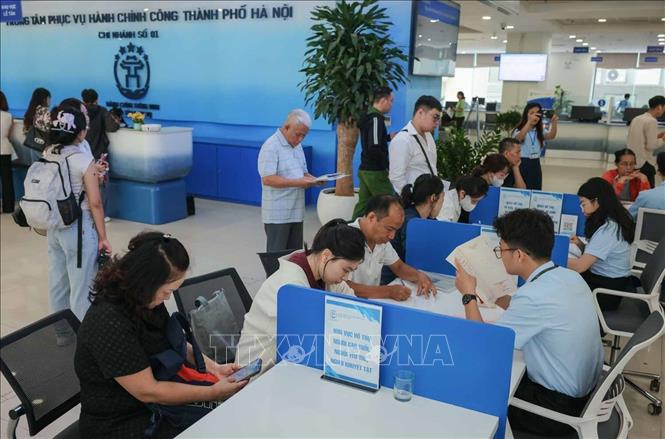Công dân đến làm thủ tục hành chính được hướng dẫn, tư vấn miễn phí, giải đáp những thắc mắc về các thủ tục, đặc biệt trong thủ tục đất đai. Ảnh: Hoàng Hiếu - TTXVN