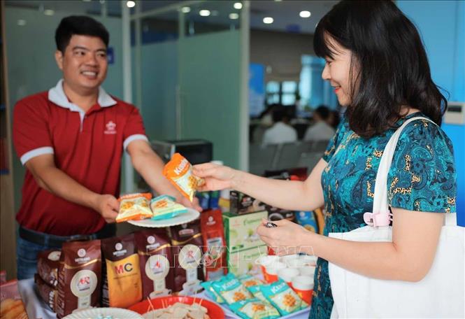 Nước uống, đồ ăn nhẹ được phục vụ miễn phí nhằm hỗ trợ người lớn tuổi, phụ nữ có con nhỏ, công dân ở xa, đáp ứng nhu cầu thiết yếu trong quá trình làm thủ tục hành chính. Ảnh: Hoàng Hiếu - TTXVN