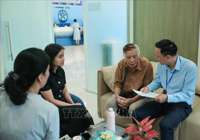 Người cao tuổi, người yếu thế, người khuyết tật ... được hỗ trợ tối đa trong việc tiếp cận các chế độ, chính sách, thủ tục hành chính. Ảnh: Hoàng Hiếu - TTXVN