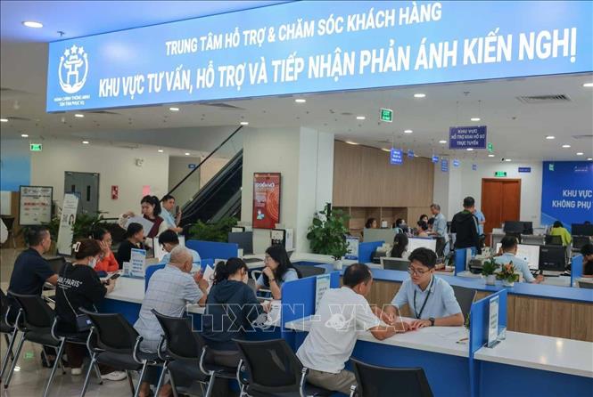 Từ 1/8/2025, các tổ chức, cá nhân sẽ được phục vụ miễn phí 15 tiện ích khi thực hiện thủ tục hành chính tại các chi nhánh, điểm phục vụ hành chính công trên địa bàn thành phố Hà Nội. Ảnh: Hoàng Hiếu - TTXVN