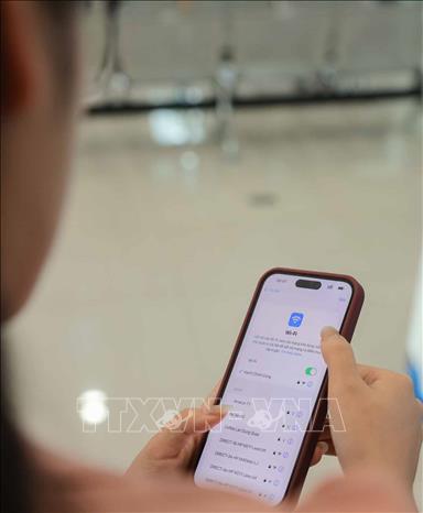 Người dân đến làm thủ tục hành chính được sử dụng wifi tốc độ cao miễn phí. Ảnh: Hoàng Hiếu - TTXVN