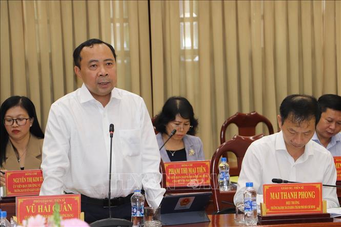 Các nhà khoa học đóng góp ý kiến. Ảnh: Minh Trí – TTXVN