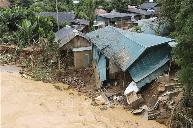 Một số nhà dân ở bản Suối Lư, xã Xa Dung, tỉnh Điện Biên bị đổ sập do mưa lũ. Ảnh: TTXVN