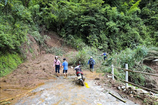 Nhiều điểm sạt lở nghiêm trọng. Ảnh: TTXVN