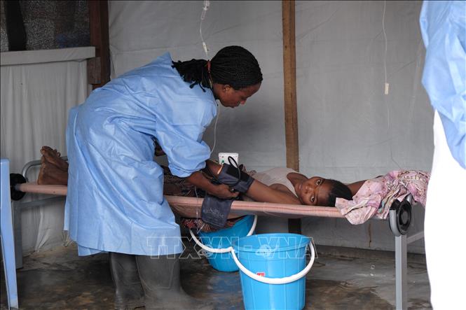 Nhân viên y tế điều trị cho em nhỏ mắc bệnh tả tại Kinshasa, CHDC Congo. Ảnh: THX/TTXVN