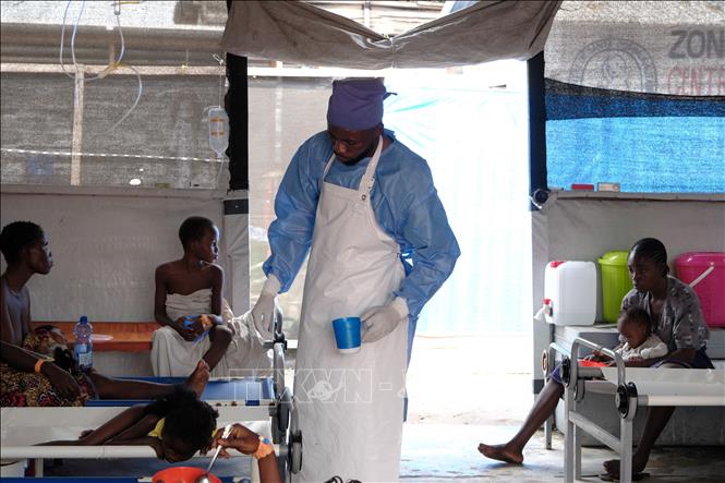 Nhân viên y tế điều trị cho các bệnh nhân mắc bệnh tả tại Kinshasa, CHDC Congo. Ảnh: THX/TTXVN