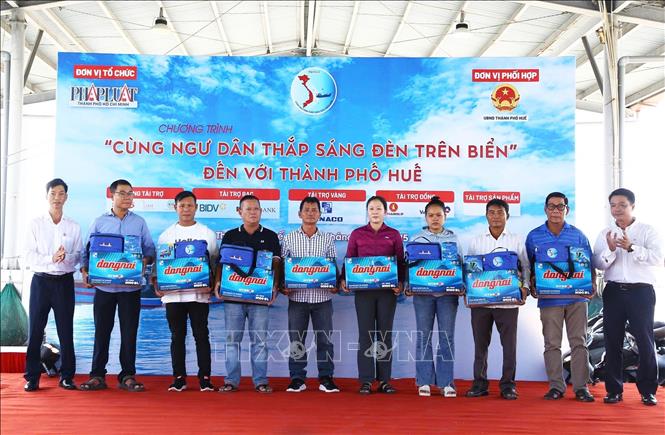 Trao quà cho ngư dân thành phố Huế tại Chương trình “Cùng ngư dân thắp sáng đèn trên biển”. Ảnh: Nguyên Lý-TTXVN