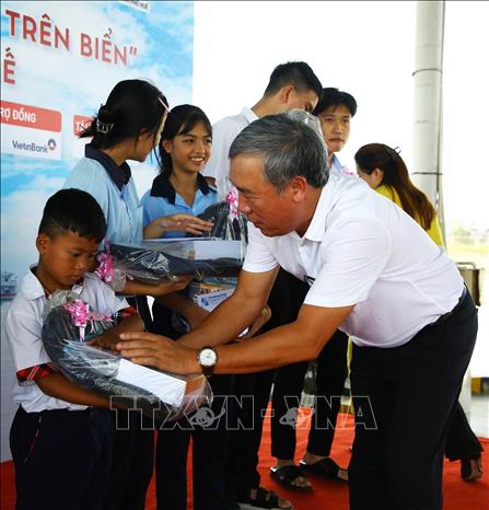 Trao học bổng và quà cho con của ngư dân thành phố Huế tại Chương trình “Cùng ngư dân thắp sáng đèn trên biển”. Ảnh: Nguyên Lý-TTXVN