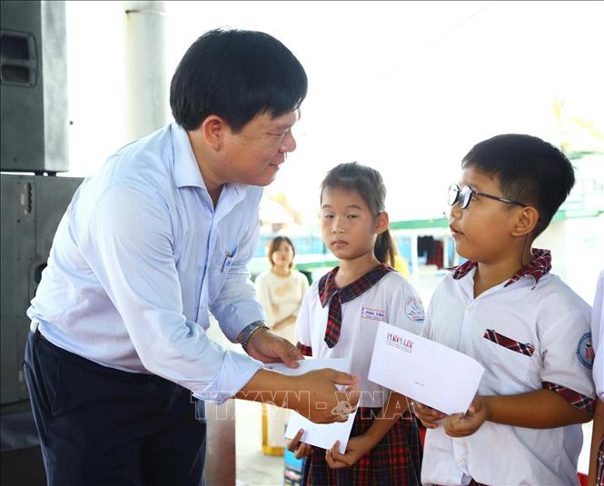 Trao học bổng cho con của ngư dân thành phố Huế tại Chương trình “Cùng ngư dân thắp sáng đèn trên biển”. Ảnh: Nguyên Lý-TTXVN