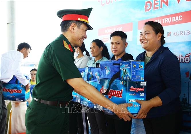 Trao quà cho ngư dân thành phố Huế tại Chương trình “Cùng ngư dân thắp sáng đèn trên biển”. Ảnh: Nguyên Lý-TTXVN