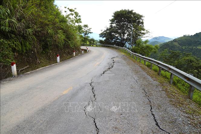 Tình trạng nứt mặt đường quốc lộ 16 do vách ta-luy âm tuyến đường đã xảy ra nguy cơ sạt lở, sụt trượt. Ảnh: Xuân Tiến - TTXVN 