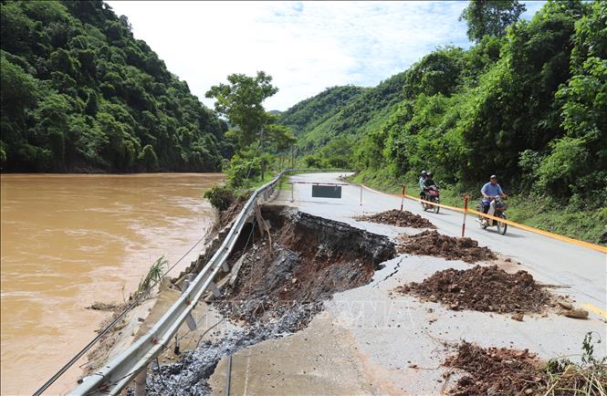 Một điểm sạt lở nghiêm trọng do lũ lớn xảy ra vào đêm 22 rạng sáng 23/7 trên tuyến quốc lộ 7 đoạn thuộc địa bàn xã Tương Dương, tỉnh Nghệ An. Ảnh: Xuân Tiến - TTXVN 