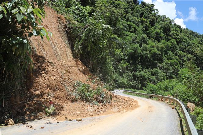Xuất hiện nhiều điểm sụt trượt, sạt lở đất đá, cây rừng từ vách ta-luy dương xuống mặt đường quốc lộ 16. Ảnh: Xuân Tiến - TTXVN 
