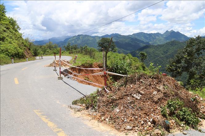 Điểm sạt lở lớn trên tuyến quốc lộ 16 thuộc cung đoạn Mường Xén - Mỹ Lý có nguy cơ tiếp diễn sạt lở rất cao. Ảnh: Xuân Tiến - TTXVN 