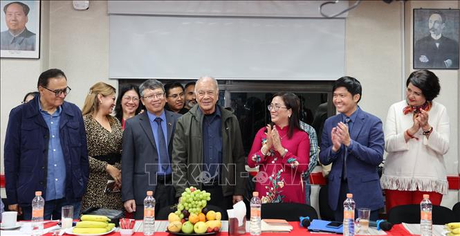 Phó Trưởng Ban Tuyên giáo và Dân vận Trung ương Đinh Thị Mai tham (thứ 3, phải sang) dự Phiên họp Trung ương Đảng PT tại trụ sở Đảng PT ở thủ đô Mexico City, Mexico. Ảnh: Phi Hùng - PV TTXVN tại Mexico
