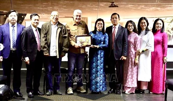 Đoàn công tác Ban Tuyên giáo và Dân vận Trung ương trao quà và chụp ảnh kỷ niệm với Phó Chủ tịch Đảng Xã hội chủ nghĩa Thống nhất Venezuela, Trưởng Ban Tư tưởng và Đào tạo Trung ương Eduardo Piñera. Ảnh: TTXVN phát