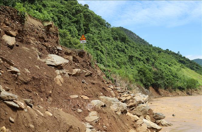 Lũ lớn xảy ra trên sông Lam đã làm xói mòn, biến dạng chiều dài hàng trăm mét đường ta-luy âm tuyến quốc lộ 7 và tiếp tục sạt lở đe dọa đến hệ thống biển báo hiệu, hành lang bảo vệ mềm của tuyến đường. Ảnh: Xuân Tiến - TTXVN 