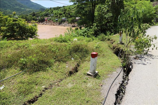 Một cung sạt trượt ta-luy âm với khối lượng hàng ngàn khối đất xuất hiện trên tuyến quốc lộ 7 có nguy cơ đổ xuống sông Lam nếu xuất hiện mưa lớn trong thời gian dài. Ảnh: Xuân Tiến - TTXVN 