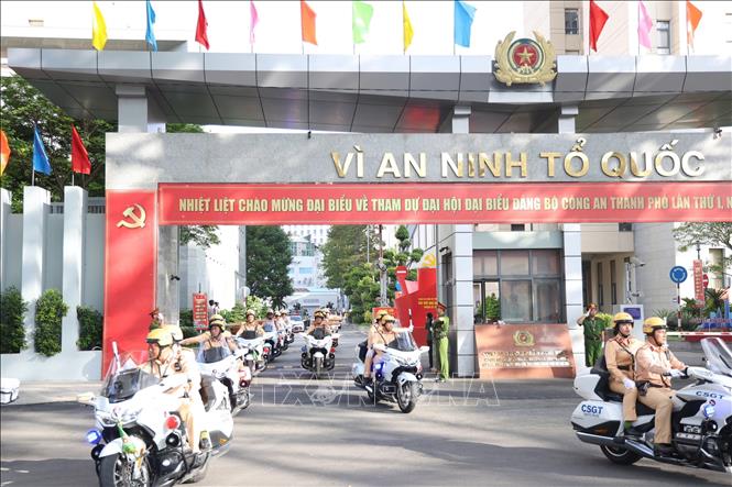 Lực lượng Cảnh sát Giao thông ra quân làm nhiệm vụ. Ảnh: Linh Sơn - TTXVN