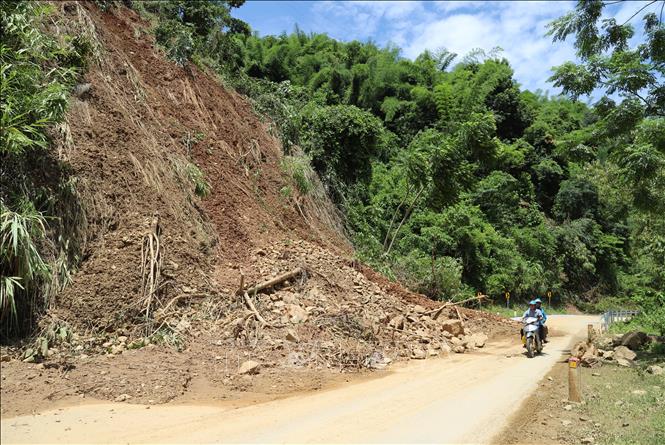 Một điểm sạt lở lớn trên quốc lộ 7 xảy ra trong đợt mưa lũ vừa qua (chiều ngày 22 đến sáng 23/7/2025) vẫn chưa được xử lý dứt điểm, có nguy cơ tiếp tục sạt lở. Ảnh: Xuân Tiến - TTXVN 