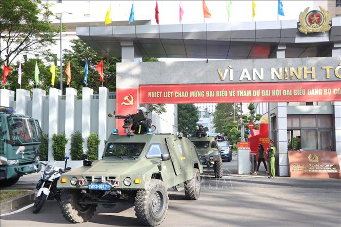 Các đơn vị ra quân trấn áp tội phạm. Ảnh: Linh Sơn - TTXVN