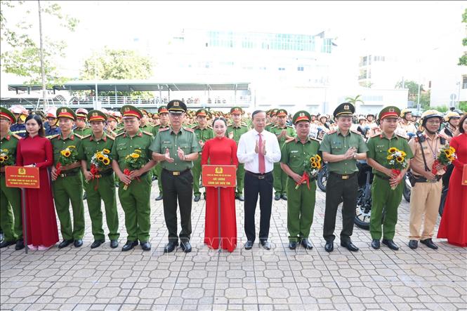 Lãnh đạo Thành phố Hồ Chí Minh và Công an Thành phố động viên các cán bộ, chiến sỹ trong buổi lễ ra quân. Ảnh: Linh Sơn - TTXVN