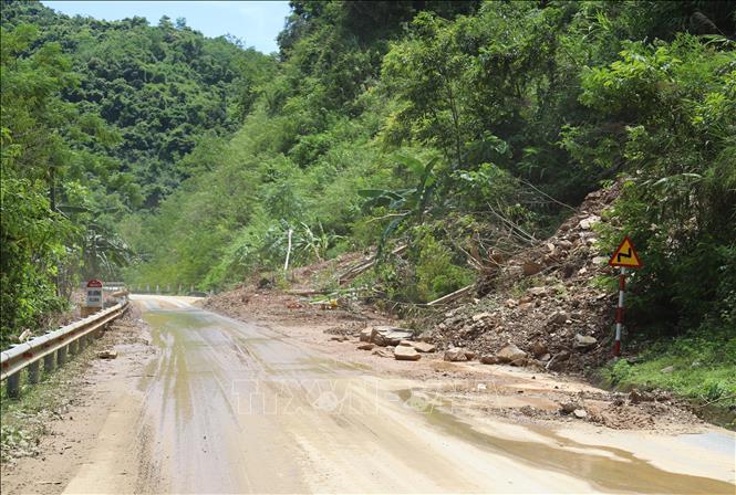 Tình trạng đất chảy, sạt lở, đá lăn vẫn xảy ra tại một số điểm trên tuyến quốc lộ 7. Ảnh: Xuân Tiến - TTXVN 