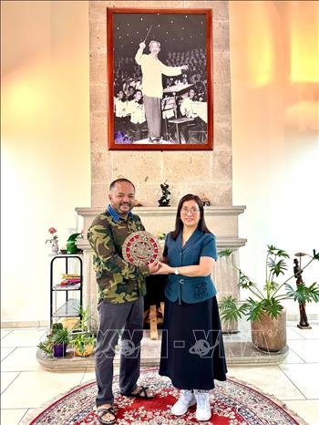 Trưởng Cơ quan thường trú TTXVN tại Mexico Trương Phi Hùng tặng quà lưu niệm cho Phó Trưởng Ban Tuyên giáo và Dân vận Trung ương Đinh Thị Mai. Ảnh: Phi Hùng - PV TTXVN tại Mexico