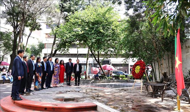 Đoàn công tác dâng hoa tại Khuôn viên Tượng đài Chủ tịch Hồ Chí Minh trong Công viên Tự do các dân tộc tại trung tâm thủ đô Mexico City. Ảnh: Phi Hùng - PV TTXVN tại Mexico