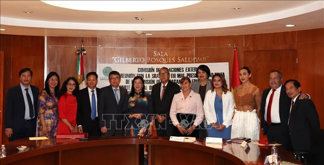 Đoàn Ban Tuyên giáo và Dân vận Trung ương cùng các Hạ Nghị sĩ Mexico. Ảnh: Phi Hùng - PV TTXVN tại Mexico