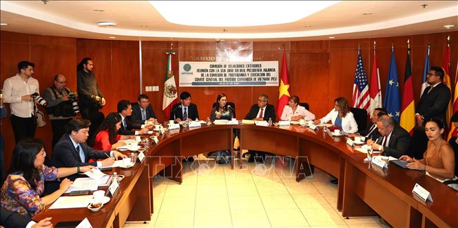 Quang cảnh buổi làm việc của đoàn công tác với Hạ nghị sĩ Pedro Vazquez, Chủ nhiệm Ủy ban Đối ngoại Hạ viện Mexico và đại diện các Ủy ban chức năng tại Hạ viện Mexico. Ảnh: Phi Hùng - PV TTXVN tại Mexico