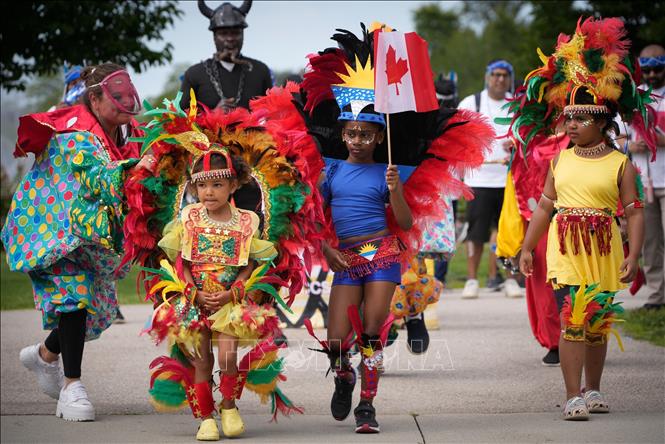 Lễ hội đường phố Caribbean Days năm 2025 đang diễn ra tại Coquitlam, British Columbia, Canada, tôn vinh âm nhạc, ẩm thực, trang phục và văn hóa đặc trưng vùng Caribe. Ảnh: THX/TTXVN