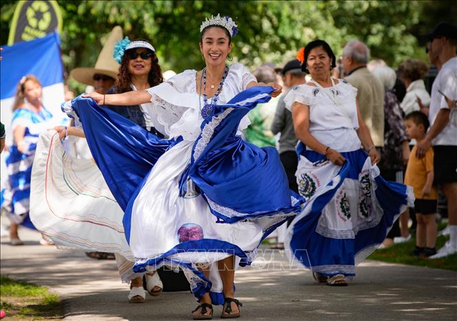 Lễ hội đường phố Caribbean Days năm 2025 đang diễn ra tại Coquitlam, British Columbia, Canada, tôn vinh âm nhạc, ẩm thực, trang phục và văn hóa đặc trưng vùng Caribe. Ảnh: THX/TTXVN