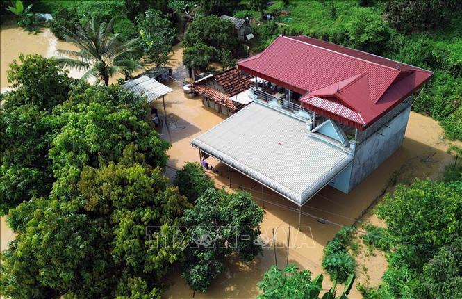 Một hộ dân tại xã Mường Hung bị ngập lụt do mực nước sông Mã lên nhanh. Ảnh: Quang Quyết - TTXVN