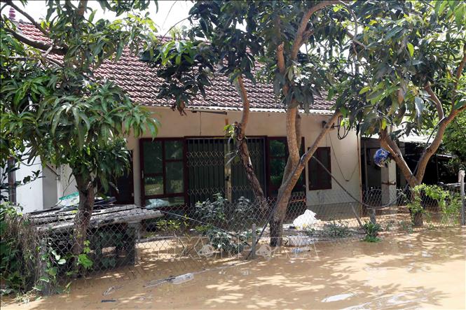 Nhà của một hộ dân tại xã Mường Hung bị ngập lụt do mực nước sông Mã lên nhanh. Ảnh: Quang Quyết - TTXVN
