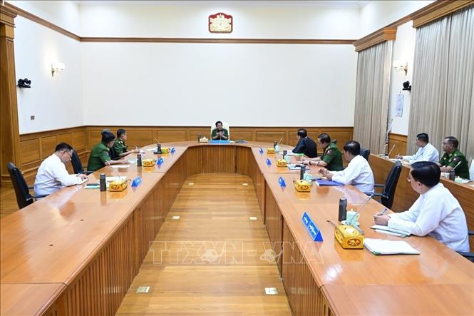 Ngày 31/7/2025, Hội đồng Quốc phòng và An ninh Quốc gia Myanmar (NDSC) công bố thành lập chính phủ liên bang mới do ông U Nyo Saw làm Thủ tướng, thành lập Ủy ban An ninh và Hòa bình Nhà nước do Thống tướng Min Aung Hlaing (ảnh) làm Chủ tịch. Cùng ngày, chính quyền quân sự Myanmar cũng tuyên bố chấm dứt tình trạng khẩn cấp toàn quốc nhằm đẩy mạnh công tác chuẩn bị cho cuộc tổng tuyển cử dự kiến sẽ diễn ra vào tháng 12 tới. THX/TTXVN
