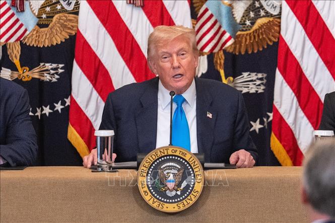 Ngày 31/7/2025, Tổng thống Mỹ Donald Trump (ảnh) đã ký sắc lệnh hành pháp áp đặt thuế quan mới đối với hàng hóa nhập khẩu từ nhiều quốc gia, với mức thuế dao động từ 10% đến 41%. Động thái này được đưa ra nhằm đối phó với tình trạng thâm hụt thương mại kéo dài của Mỹ. Theo sắc lệnh mới, các biện pháp thuế quan sẽ có hiệu lực từ 0h01 ngày 1/8, sau 7 ngày kể từ ngày ký. Ảnh: THX/TTXVN 
