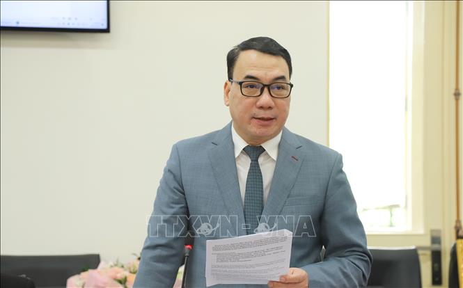 Nguyen Ngo Quang, Director of the Administration of Science, Technology and Training under the Ministry of Health, speaks at the signing ceremony. VNA Photo: Đinh Hằng
