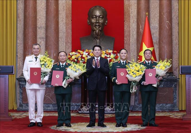 Chủ tịch nước Lương Cường trao Quyết định thăng cấp bậc hàm từ Trung tướng lên Thượng tướng đối với đồng chí Tô Ân Xô, Trợ lý Tổng Bí thư, Phụ trách Văn phòng Tổng Bí thư; thăng quân hàm từ Trung tướng lên Thượng tướng đối với các đồng chí: Thái Đại Ngọc, Ủy viên Trung ương Đảng, Ủy viên Quân ủy Trung ương, Phó Tổng Tham mưu trưởng Quân đội nhân dân Việt Nam; Phạm Trường Sơn, Phó Tổng Tham mưu trưởng Quân đội nhân dân Việt Nam; Trương Thiên Tô, Phó Chủ nhiệm Tổng cục Chính trị Quân đội nhân dân Việt Nam. Ảnh: Lâm Khánh - TTXVN