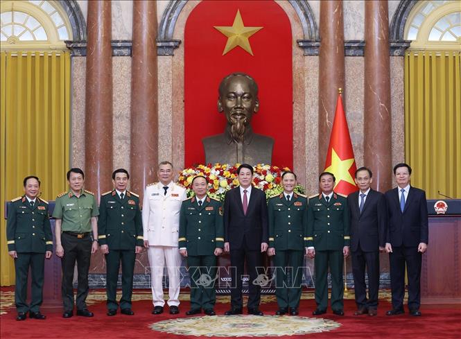 Chủ tịch nước Lương Cường, lãnh đạo Đảng, Nhà nước với các đồng chí được thăng quân hàm, cấp bậc hàm Thượng tướng. Ảnh: Lâm Khánh - TTXVN