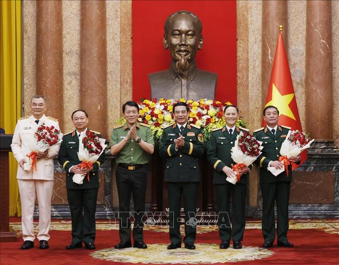 Đại tướng Phan Văn Giang, Ủy viên Bộ Chính trị, Phó Bí thư Quân ủy Trung ương, Bộ trưởng Bộ Quốc phòng và Đại tướng Lương Tam Quang, Ủy viên Bộ Chính trị, Bí thư Đảng uỷ Công an Trung ương, Bộ trưởng Bộ Công an chúc mừng các đồng chí được thăng quân hàm, cấp bậc hàm Thượng tướng. Ảnh: Lâm Khánh - TTXVN