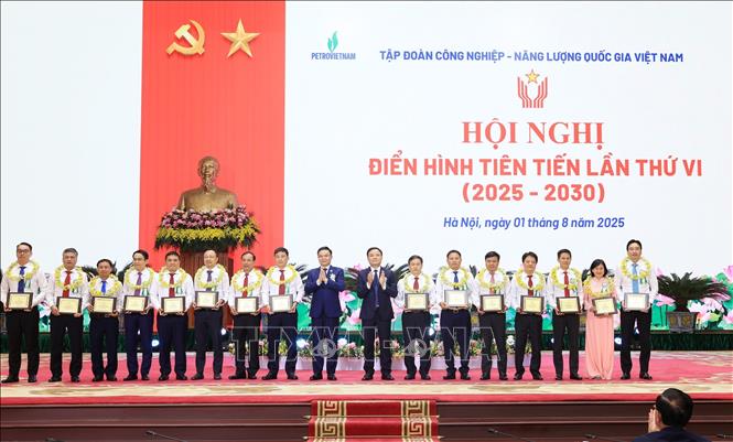 Các tập thể, cá nhân điển hình tiên tiến có thành tích tiêu biểu, xuất sắc trong phong trào thi đua giai đoạn 2020-2024 được vinh danh tại Hội nghị. Ảnh: Quốc Khánh - TTXVN
