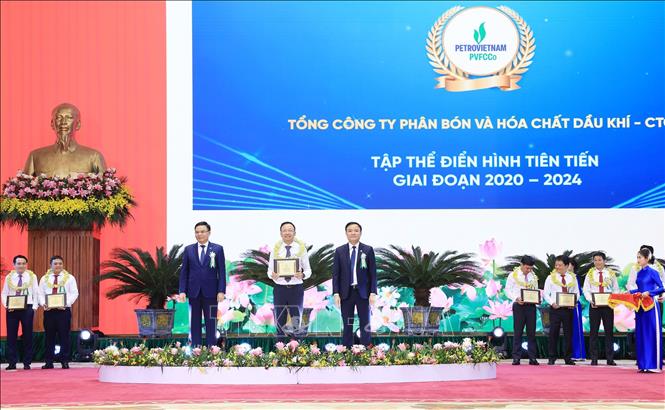Các tập thể, cá nhân điển hình tiên tiến có thành tích tiêu biểu, xuất sắc trong phong trào thi đua giai đoạn 2020-2024 được vinh danh tại Hội nghị. Ảnh: Quốc Khánh - TTXVN