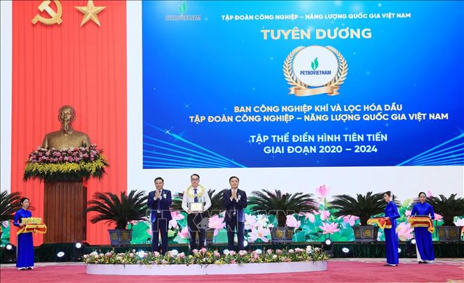 Các tập thể, cá nhân điển hình tiên tiến có thành tích tiêu biểu, xuất sắc trong phong trào thi đua giai đoạn 2020-2024 được vinh danh tại Hội nghị. Ảnh: Quốc Khánh - TTXVN