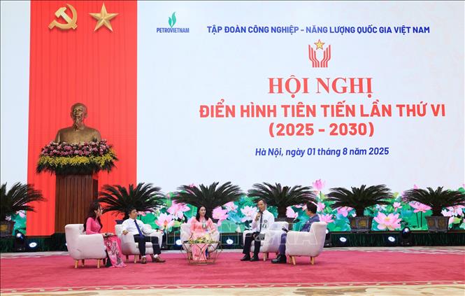 Các gương điển hình tiên tiến giao lưu tại hội nghị. Ảnh: Quốc Khánh - TTXVN