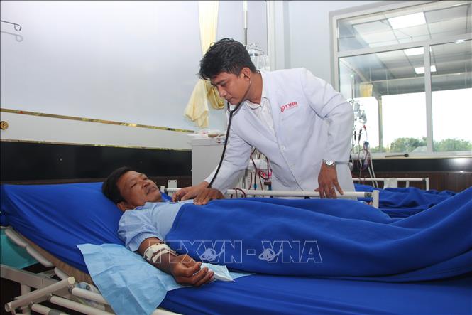 Bác sĩ tại Trung tâm Nội thận - Lọc máu, Bệnh viện Đa khoa Thanh Vũ Medic Bạc Liêu (tỉnh Cà Mau) thăm, khám cho bệnh nhân đang điều trị. Ảnh: Chanh Đa-TTXVN