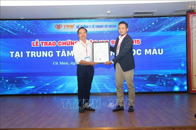 Thạc sĩ, Bác sĩ Phạm Thanh Vũ, Chủ tịch Hội đồng quản trị, Tổng Giám đốc Bệnh viện Đa khoa Thanh Vũ Medic Bạc Liêu (bên trái) đón nhận chứng nhận ISO 9001:2015 - về quản lý chất lượng trong lĩnh vực Nội thận - Lọc máu. Ảnh: Chanh Đa-TTXVN
