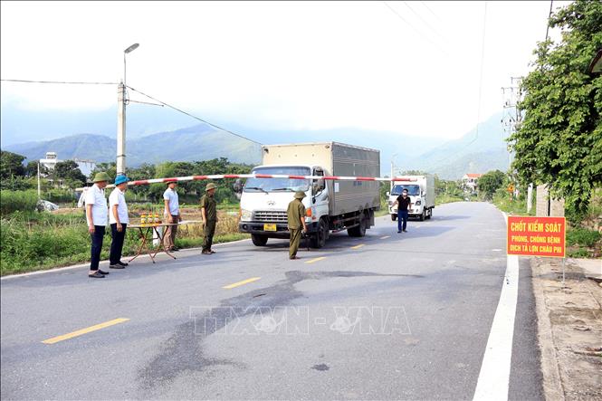 Đoàn kiểm tra của xã Đạo Trù kiểm tra công tác phòng dịch tả lợn châu Phi trên địa bàn xã. Ảnh: Nguyễn Văn Cảnh - TTXVN

