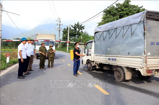 Đoàn kiểm tra của xã Đạo Trù kiểm tra công tác phòng dịch tả lợn châu Phi trên địa bàn xã. Ảnh: Nguyễn Văn Cảnh - TTXVN
